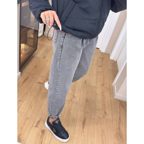 Демисезонная женская куртка с капюшоном черного цвета Демисезонная женская куртка с капюшоном черного цвета