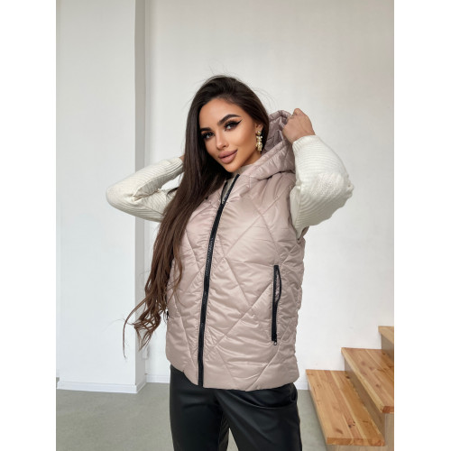 Жилетка женская стеганая с капюшоном Жилетка женская стеганая с капюшоном